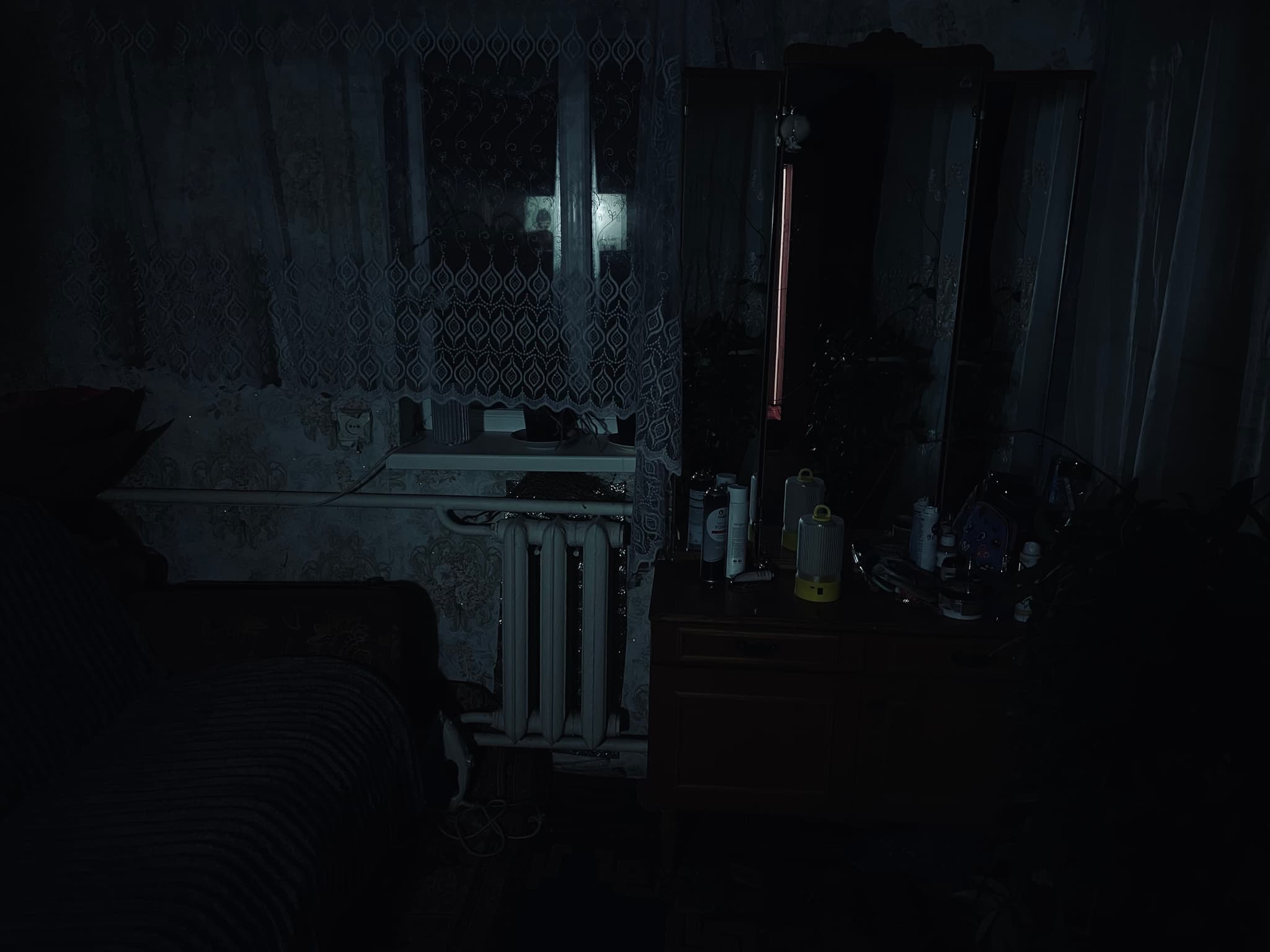 Фото: слабке свiтло / дешевий лiхтарик